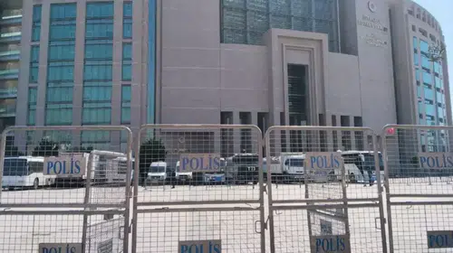 AKIN GÜRLEK VE EŞİNİN FOTOĞRAFINI PAYLAŞAN KİŞİ SİİRT'TE YAKALANDI!