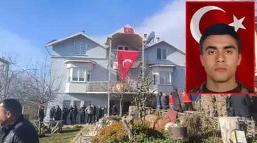 ŞEHİT POLİSİN LADİK’DEKİ EVİNE AY YILDIZLI BAYRAK ASILDI!