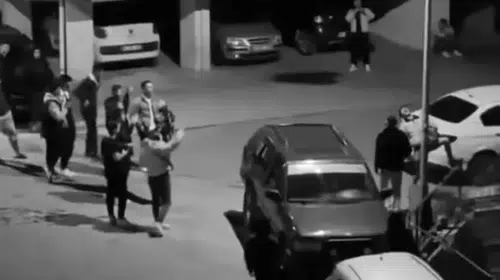 FERDİ TAYFUR’UN ŞARKISI İLE MAHALLEYİ AYAĞA KALDIRDI!