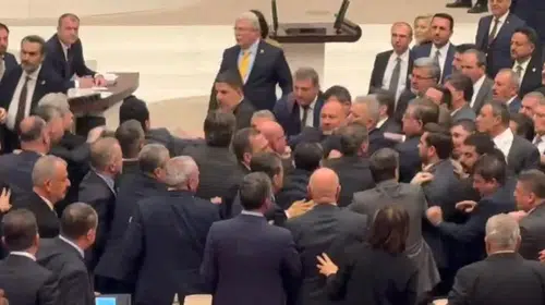 BÜTÇE GÖRÜŞMELERİ AK PARTİ VE CHP MİLLETVEKİLLERİNİN KAVGASI İLE SONA ERDİ!