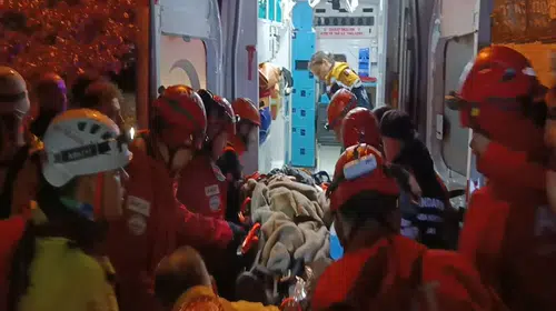 BURSA'DA GECE DOĞA YÜRÜYÜŞÜNDE UÇURUMDAN DÜŞTÜLER!