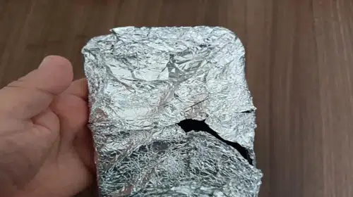 YAKALANMAMAK İÇİN TELEFONUNU ALÜMİNYUM FOLYOYA SARDI!