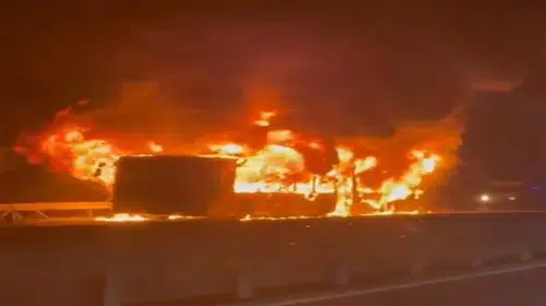 İETT OTOBÜSÜ FENERTEPE MEVKİİ'NDE CAYIR CAYIR YANDI!