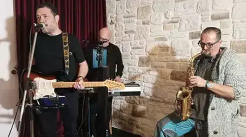 ÖĞRENCİLERE BURS İÇİN CERRAH ÖĞRETİM ÜYESİ VE MÜHENDİSLER SAHNEYE ÇIKTI!