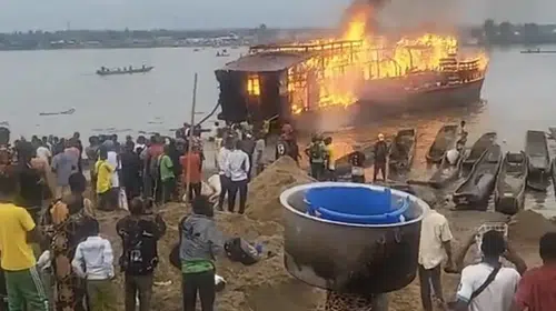 GANA’DA SAHTE PEYGAMBERİN KANDIRDIĞI KADININ EŞİ GEMİYİ YAKTI!