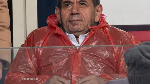 GALATASARAY TARAFTARLARI SONUCA DEĞİL “POŞET YAĞMURLUĞA “İSYAN EDİYOR!