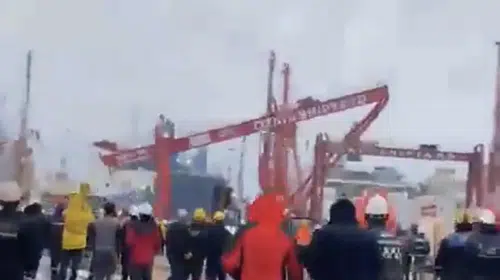 DEV VİNÇ ÇÖKTÜ! TERSANEDE BULUNAN İŞÇİLERİ ALLAH KORUDU!