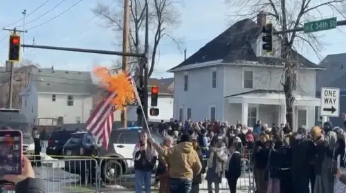 POLİSİN BİR KİŞİYİ ÖLDÜRDÜĞÜ YERDE ABD BAYRAĞI BÖYLE YAKILDI!