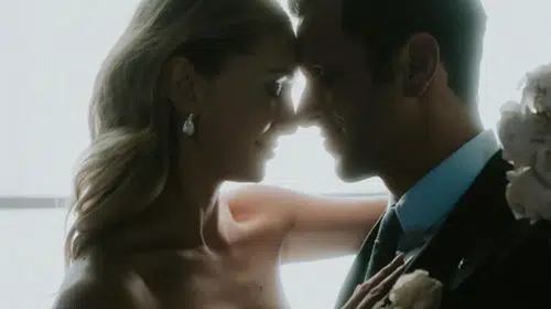 HANGİ TÜRK OYUNCU ESKİ FBI AJANI İLE NEREDE EVLENDİ?