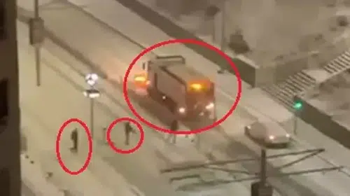 ÇOCUKLARIN KAR TOPU ATTIĞI KAR KÜREME ARACI REFÜJE ÇARPTI!