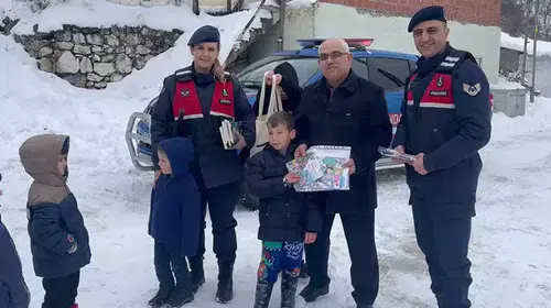 KAR NEDENİ İLE OKULA GİDEMEYEN ÖĞRENCİLERE JANDARMA YETİŞTİ!