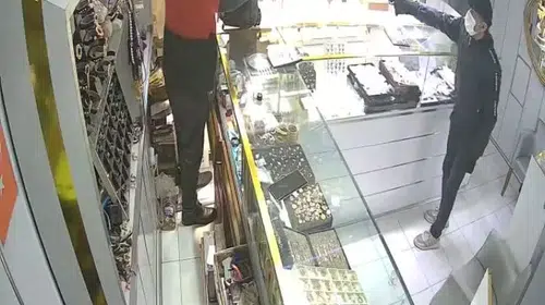 BAHÇELİEVLER'DE SAĞLIK MASKELİ KUYUMCU SOYGUNU KAMERADA!