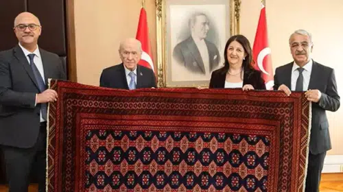 MHP LİDERİ BAHÇELİ’YE ÖCALAN’IN ÖZEL DOKUTTUĞU KİLİM HEDİYE EDİLDİ!