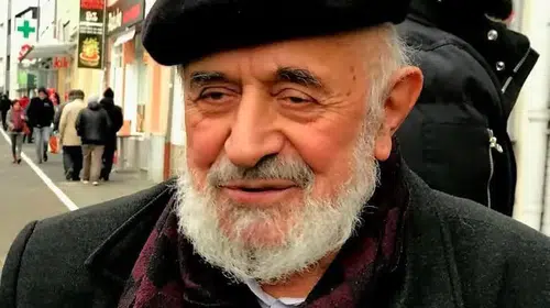 "ORDA BİR HOCA VAR UZAKTA! DİN VE DEVLET HAİN TUZAKTA!"