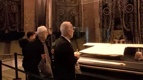 ZİYARETTE AÇILAN HIRKA-I ŞERİF’E ZİYARETTE YOĞUN İLGİ DEVAM EDİYOR!