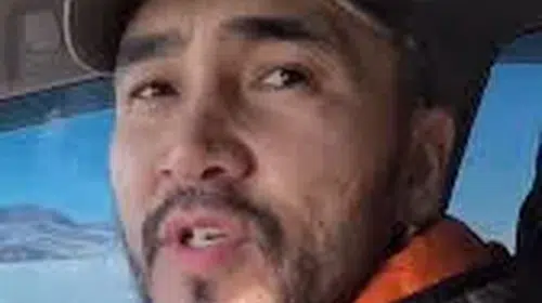 MOĞALİSTANLI GENÇ AT ETİNDEN DÖNER YEDİĞİNİ İDDİA ETTİ!