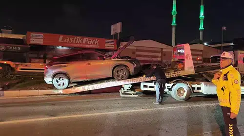 JİP SOLLAMA YAPMAK İSTERKEN YAYALARA ÇARPTI!