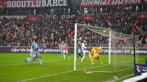 KARADENİZ DERBİSİNİ TRABZON SPOR KAZANARAK YARIŞTAN KOPMADI!