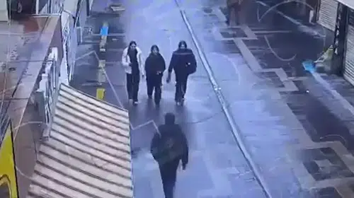 "BİRİNİ BIÇAKLAMAM LAZIM!"DİYEREK GENÇ KIZI BIÇAKLADI!