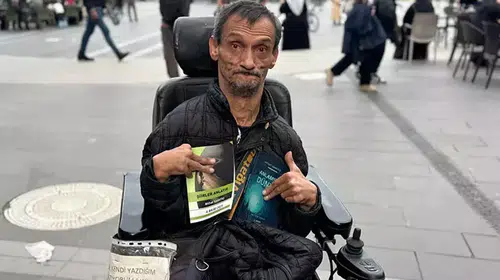 YÜZDE 90 BEDENSEL ENGELLİ KARATAŞ TEK ELİYLE 3 KİTAP YAZDI!