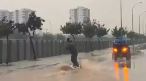 ADANA'DA BİR GENÇ SU DOLU CADDEDE SÖRF YAPTI!