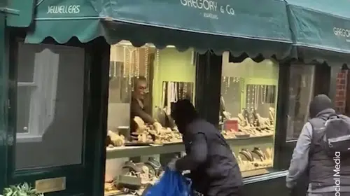 LONDRA’DA BALYOZLA CAMI KIRILAN KUYUMCU DÜKKANI SOYGUNU YAŞANDI
