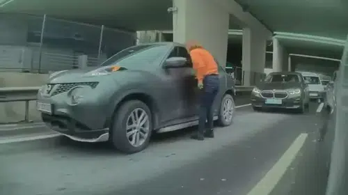 KADIN SÜRÜCÜ TRAFİKTE TARTIŞIĞI KİŞİNİN ARACININ AYNASINI KIRDI!