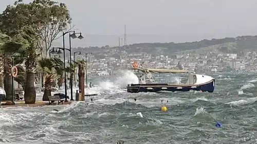 AYVALIK'TA FIRTINA NEDENİYLE DENİZ BÖYLE TAŞTI!