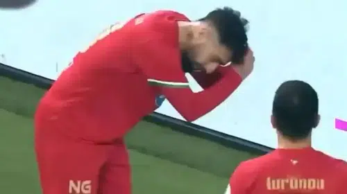 AMED SPORLU FUTBOLCUYA SAÇ ÖRME SEVİNCİ İÇİN 5 MAÇ CEZA!