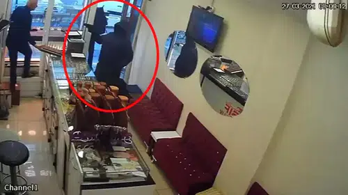 DİYARBAKIR'DA SİLAHLI VE MASKELİ İKİ ŞÜPHELİ KUYUMCUYU SOYDU!