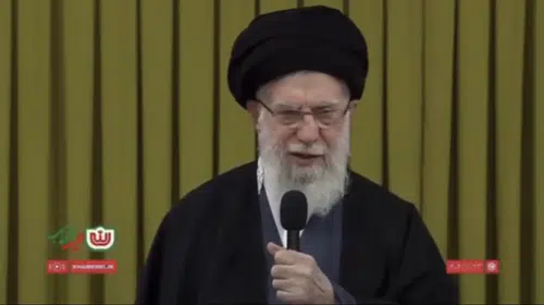 SON DAKİKA! HAMANEY BİR VİDEO ÇAĞRISI İLE ÖLMEDİĞİNİ İRAN’A VE DÜNYAYA GÖSTERDİ!