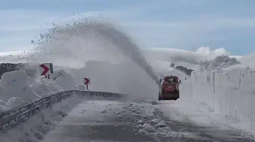 TAM 4 AYDAN BERİ ULAŞIMA KAPALI OLAN GEÇİTTE KARLA MÜCADELE!