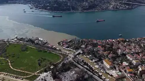 SAĞANAK YAĞMUR SONRASI İSTANBUL’DA DENİZİN RENGİ DEĞİŞTİ!