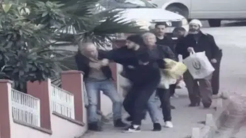 TRAFİKTE YOL VERME YÜZÜNDEN TAKSİCİ BÖYLE DARP EDİLDİ!