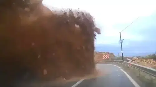 MERSİN AYDINCIK'DA CİP KAYANIN ALTINDA BÖYLE KALDI!