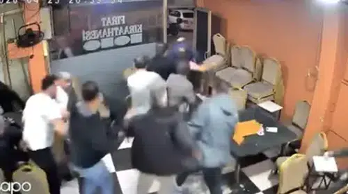 YÜKSEK SESLİ MÜZİK ÇALAN ARAÇ BİNAYI SALLADI! BARDAKLAR YERE KIRILDI!