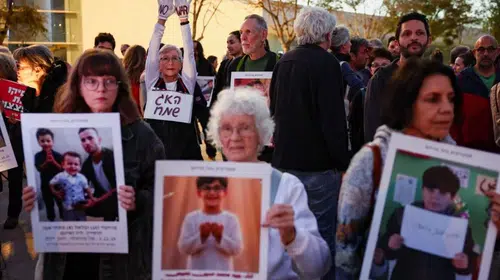 İSRAİLLİLER SAVAŞIN BİTMESİ İÇİN SOKAKLARA DÖKÜLDÜ!