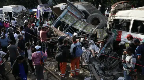 KOLOMBİYA'DA BÜYÜK ÇETE TRAFİKTE BOMBALI ARAÇ PATLATTI!
