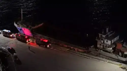 ÜSKÜDAR'DA TEKNE KIYIYA BAĞLI GEMİYE ÇARPARAK BATTI!