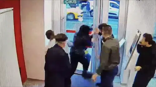 BEŞİKTAŞ'TA SİLAHLI SALDIRGANIN BANKAYI BASTIĞI O ANLAR!