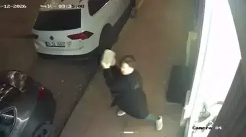 FATİH'DE BİR KADIN DÜKKANIN CAMINI KALDIRIM TAŞI İLE KIRDI!