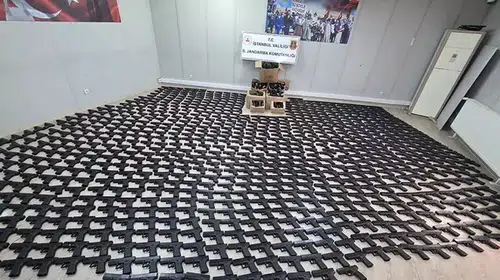 EYÜPSULTAN'DA BİR KAMYONETTE 1021 TABANCA ELE GEÇTİ!