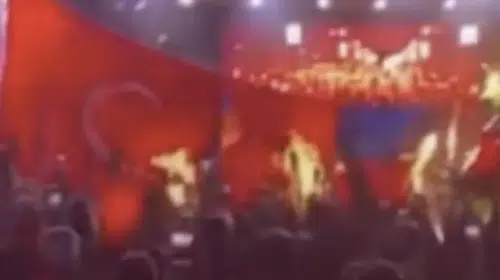 EKONOMİK KRİZ İLE BOĞUŞAN ERMENİSTAN’DA TÜRK VE AZERBAYCAN BAYRAĞI YAKILDI!