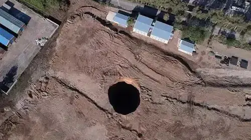 İSKENDERUN'DA 35 METRE ÇAPLI 45 METRE DERİNLİĞİNDE OBRUK OLUŞTU!