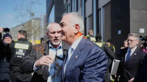 İŞGAL DESTEKÇİSİ RIZA PEHLEVİ'YE YUMURTALI PROTESTO!