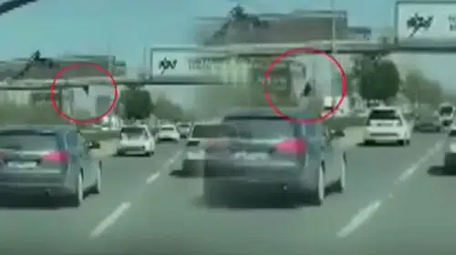 AFİŞ ASARKEN ÜST GEÇİTTEN DÜŞÜP ARABALARIN ALTINDA KALDI!