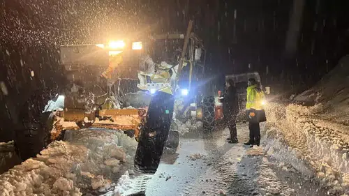 HAKKARİ'DE 7 ARAÇTA MAHSUR KALAN 30 KİŞİ BÖYLE KURTARILDI!