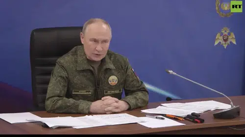 ASKERİ ÜNİFORMA GİYEN PUTİN “ KİEV TESLİM OLSUN!” DEDİ!