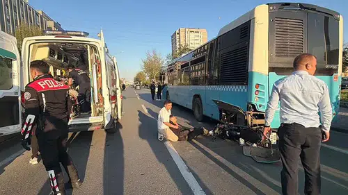 MOTOSİKLET DURAKTA BEKLEYEN OTOBÜSE HIZLA ÇARPTI!