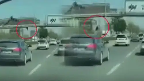 AFİŞ ASARKEN ÜST GEÇİTTEN DÜŞÜP ARABALARIN ALTINDA KALDI!